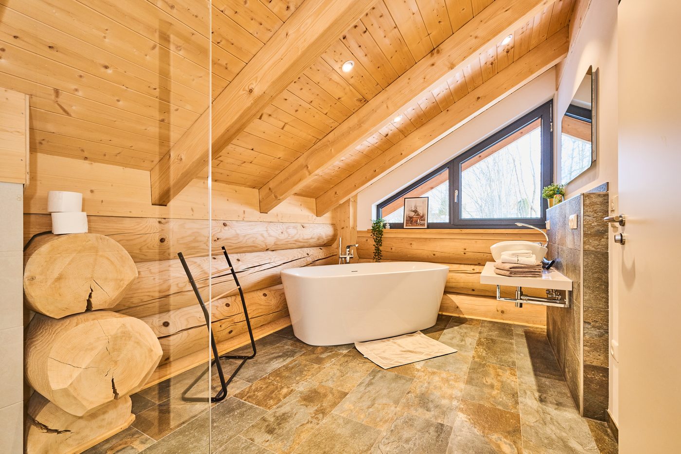 Badezimmer mit freistehender Wanne im WoidSinn Chalet