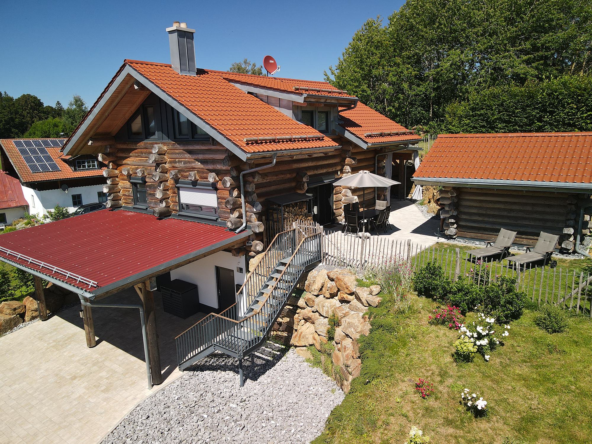 Blockhaus-Chalet WoidSinn im Sommer &ndash; eingez&auml;unter Garten und separate Saunah&uuml;tte im Bayerischen Wald