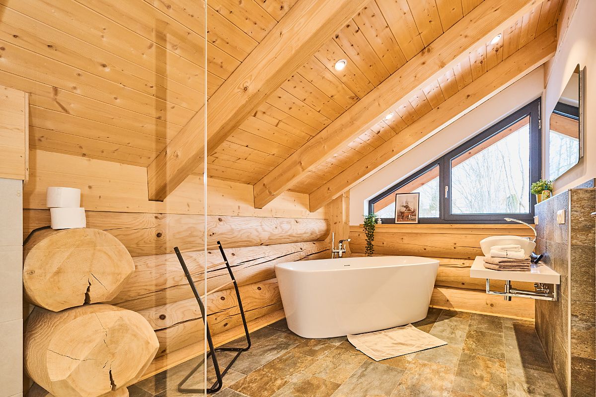 Wellnessbad mit freistehender Wanne im WoidSinn Chalet