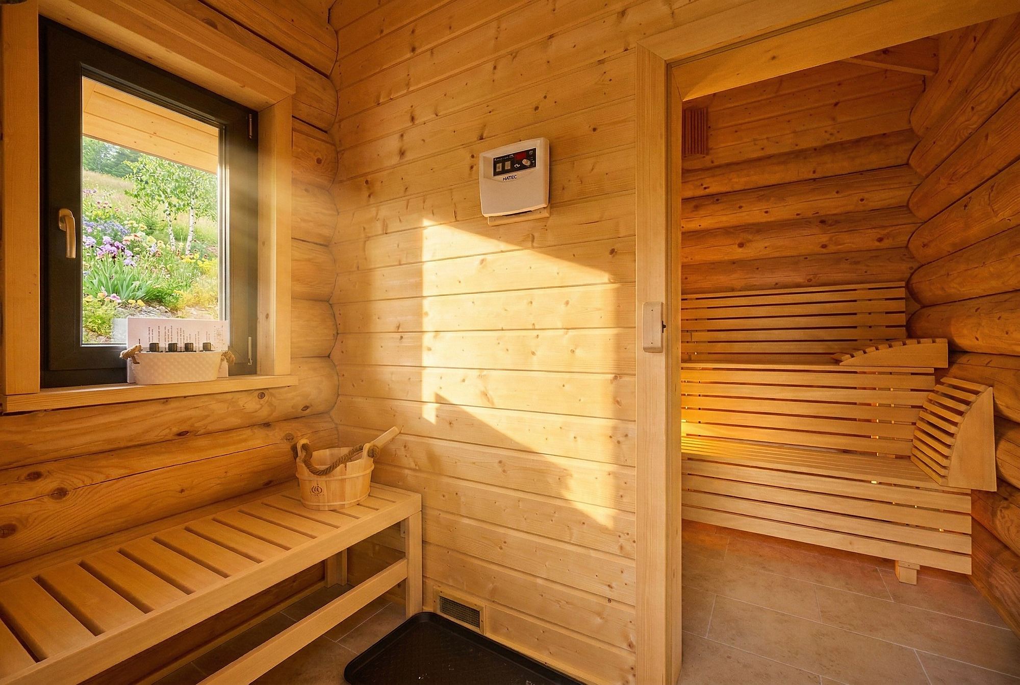 Sauna des WoidSinn Chalets mit Vorraum und Saunakabine aus Holz