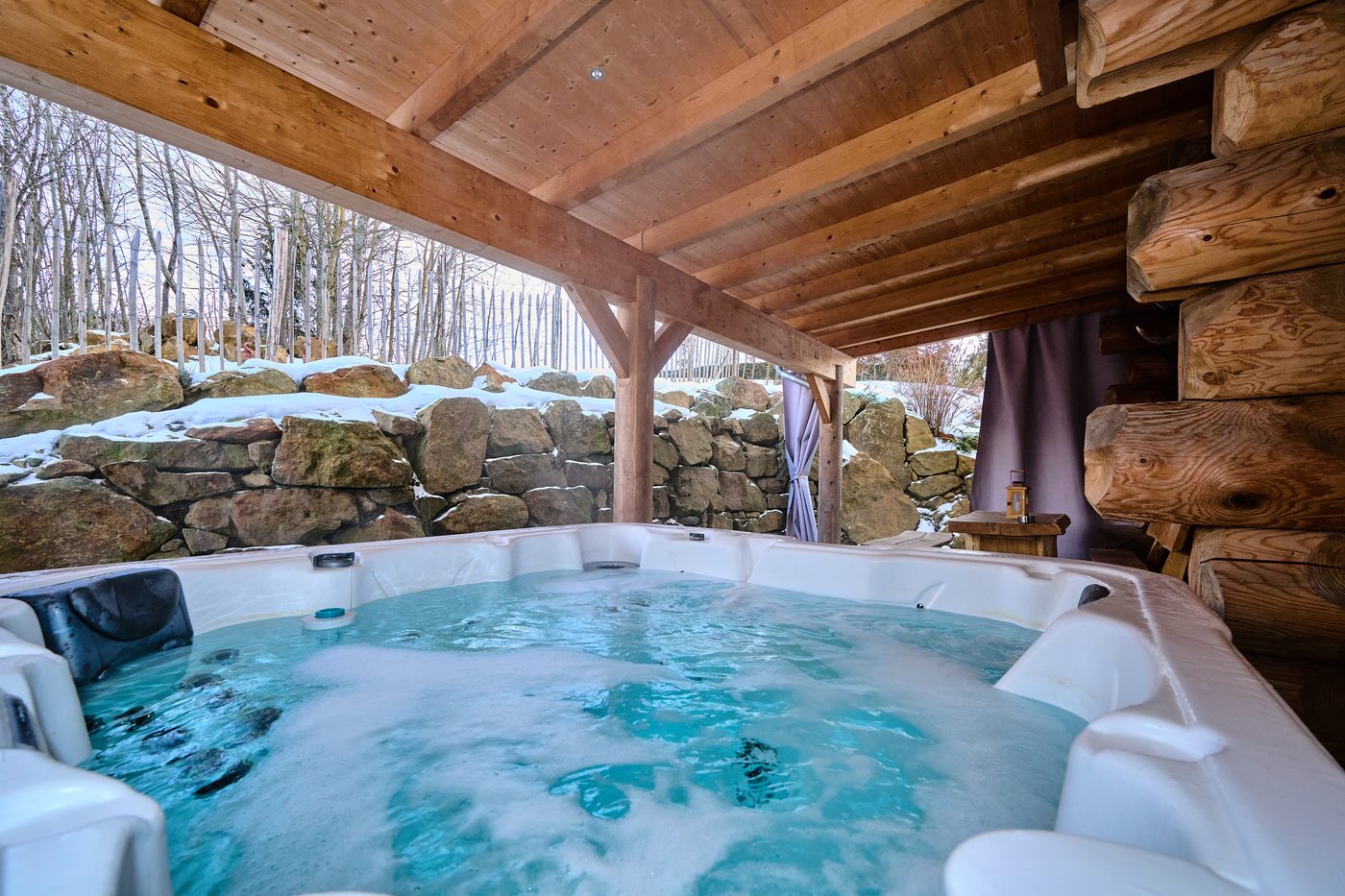 Überdachter Whirlpool im Freien am WoidSinn Chalet