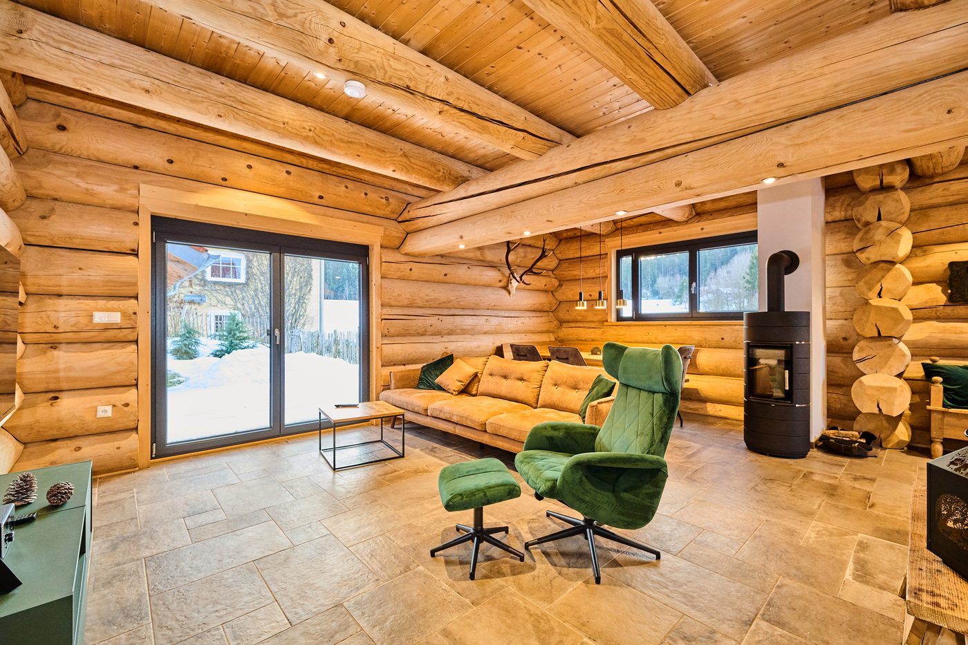 Wohnraum im Blockhaus-Chalet WoidSinn mit Schwedenofen